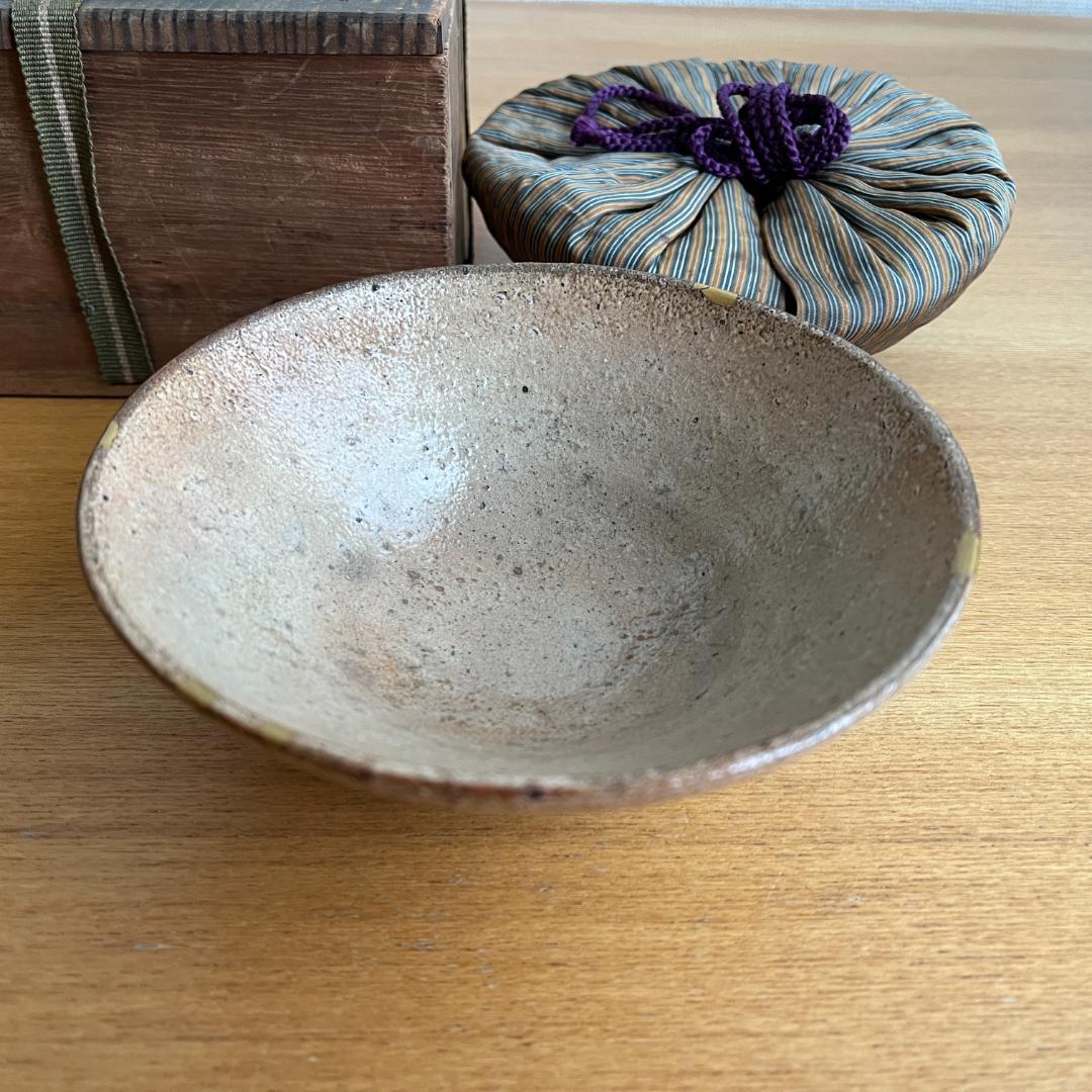 唐津茶碗 伝来記載箱・仕覆付 口部金繕い 高5.5cm φ14.0cm