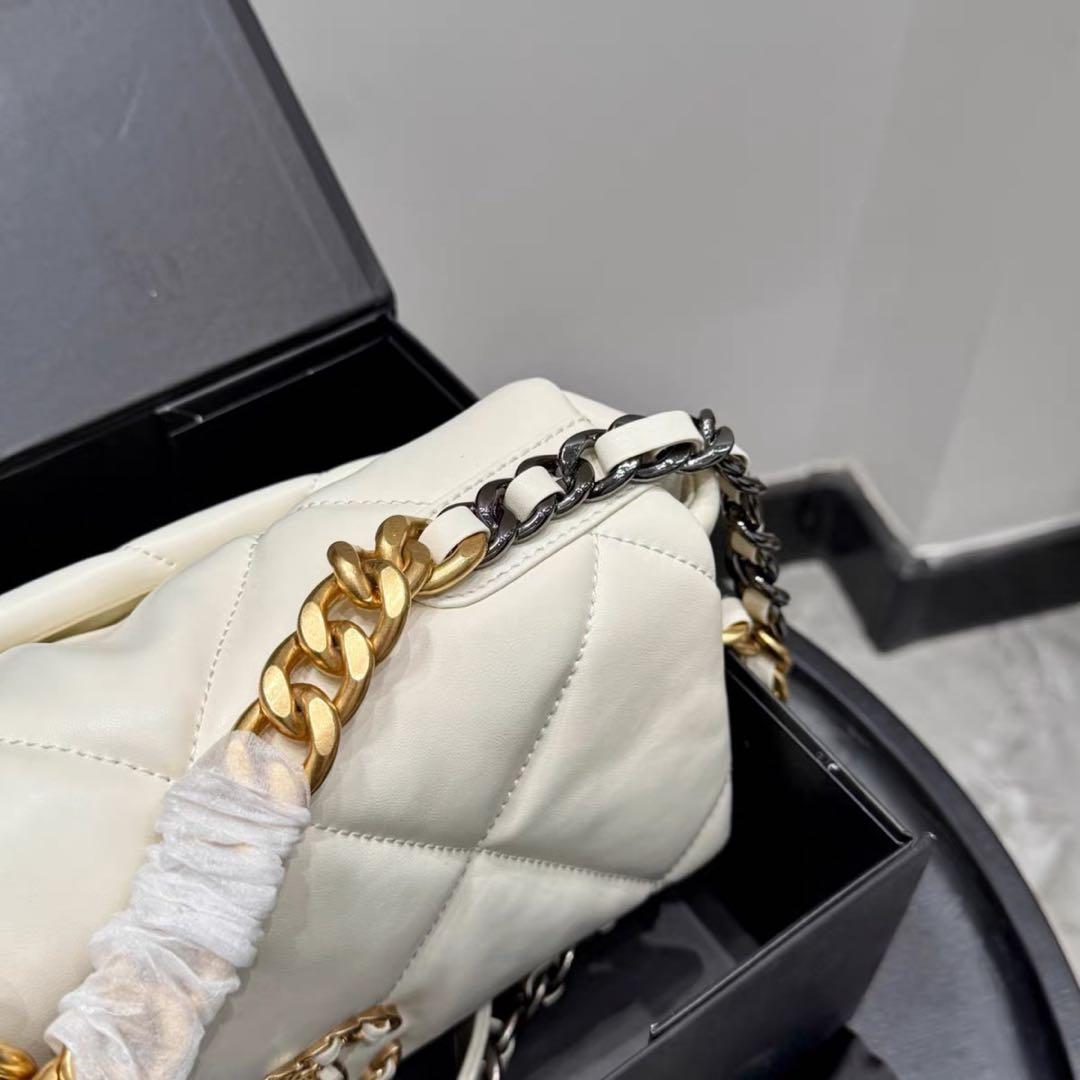 CHANEL ホワイト キルティング ショルダーバッグ