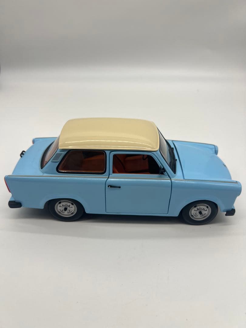 No415ミニカー1/18箱なしTRABANT 601 East Germany