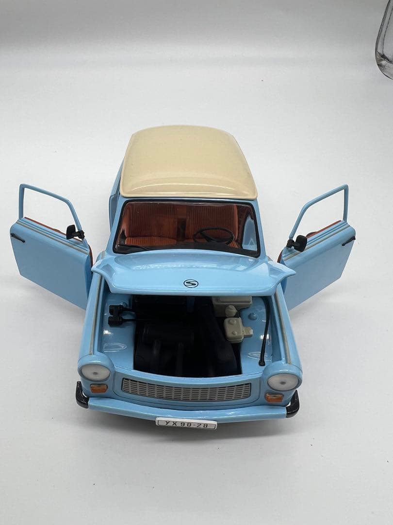 No415ミニカー1/18箱なしTRABANT 601 East Germany