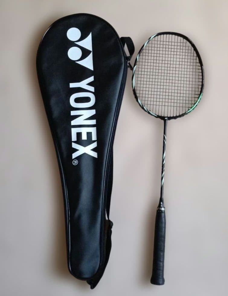 バドミントンラケット YONEX アストロクス11 ケース付き