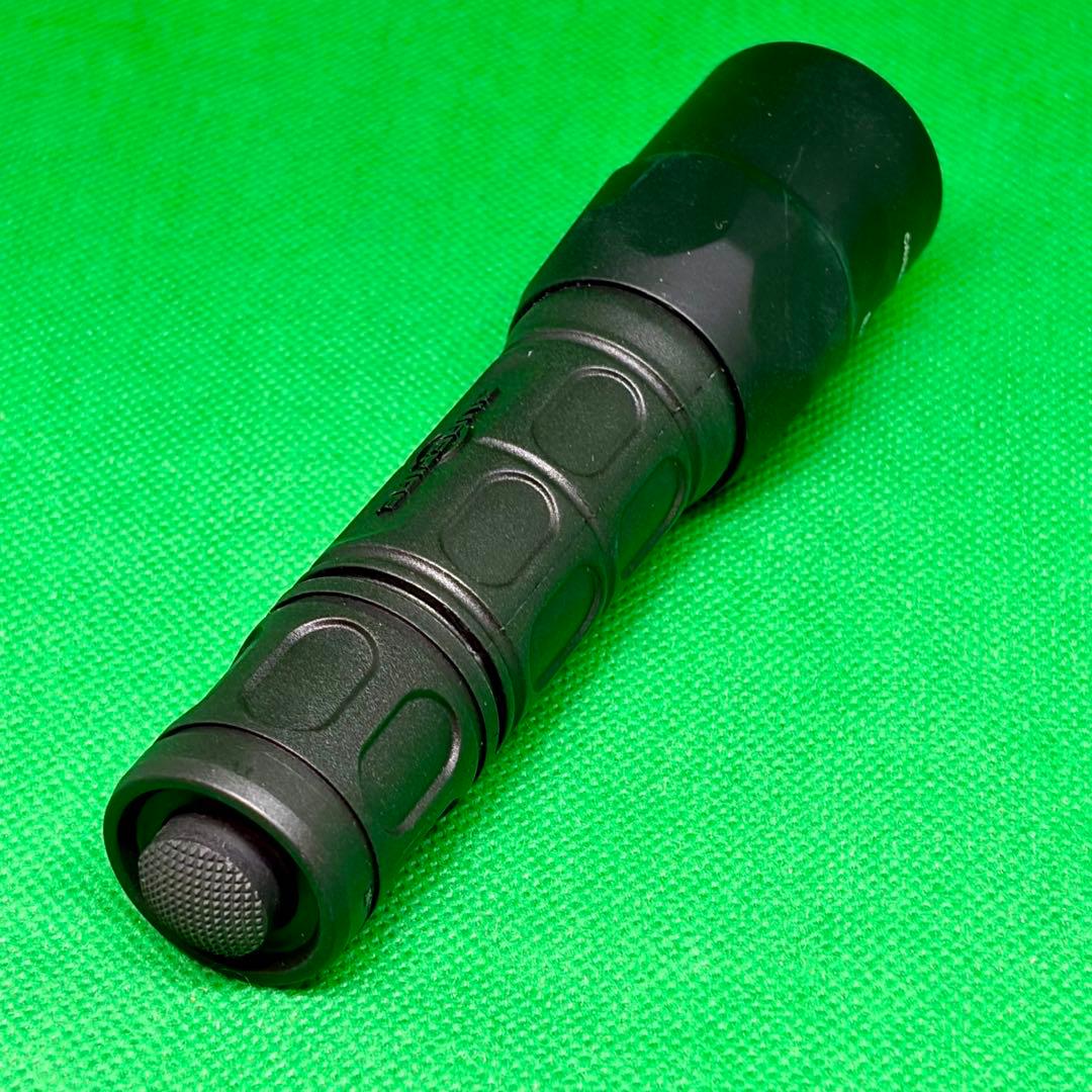 美品　SUREFIRE E184208 ブラックハンディライト