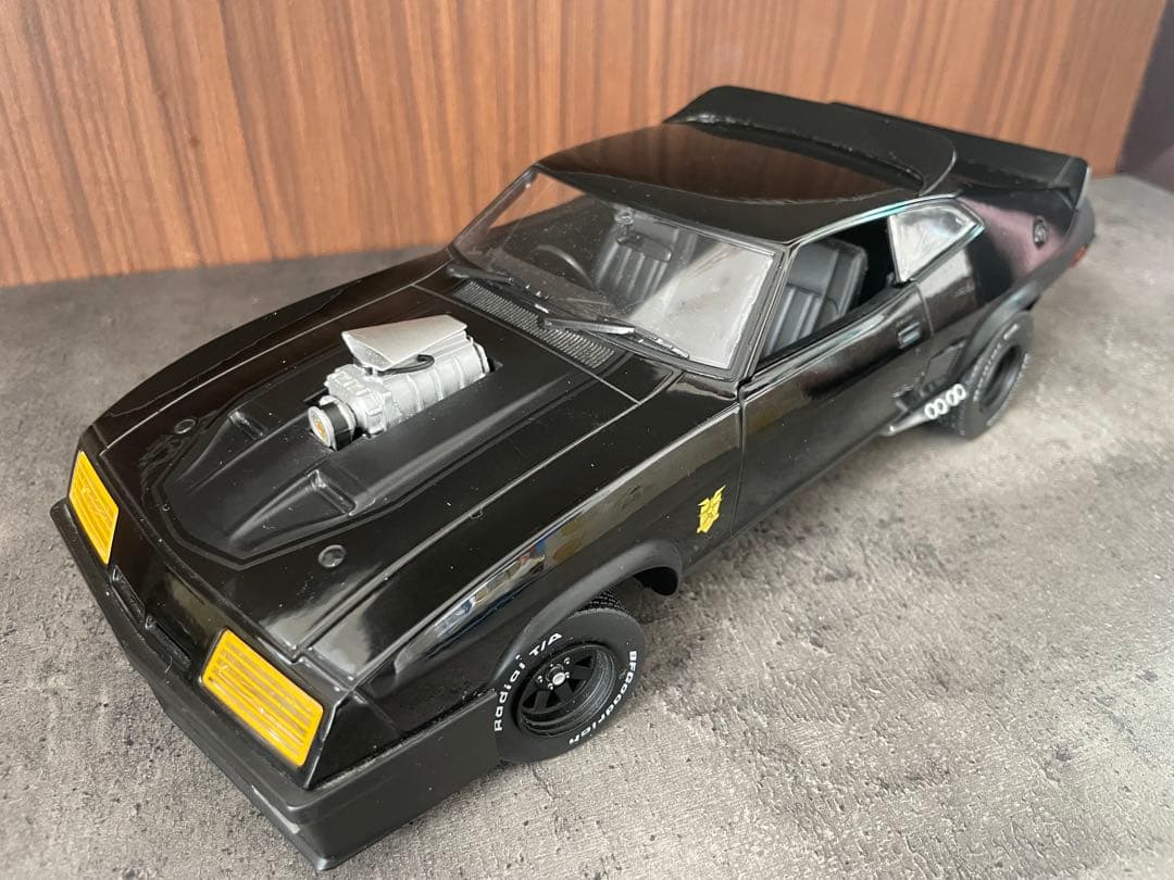 グリーンライト　1/18　マッドマックス　V8 インターセプター