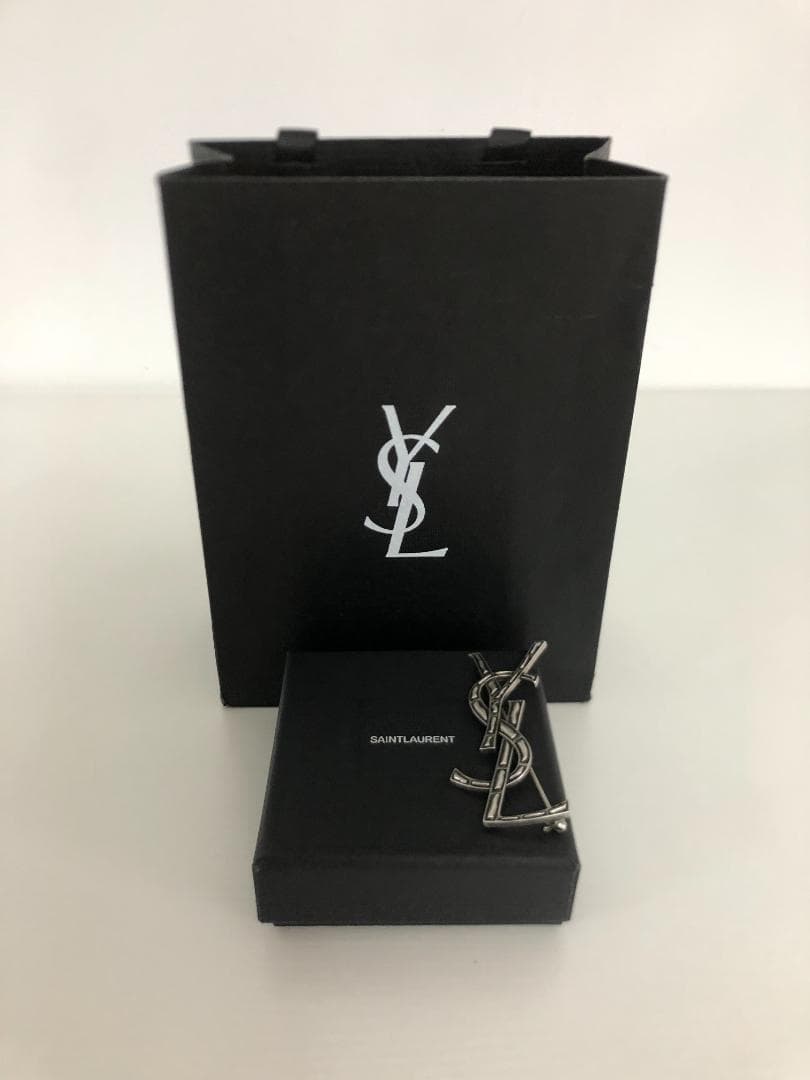 ブローチ　YSLロゴ　アンチック仕上げ　レディース　ヴィンテージ　アクセサリー