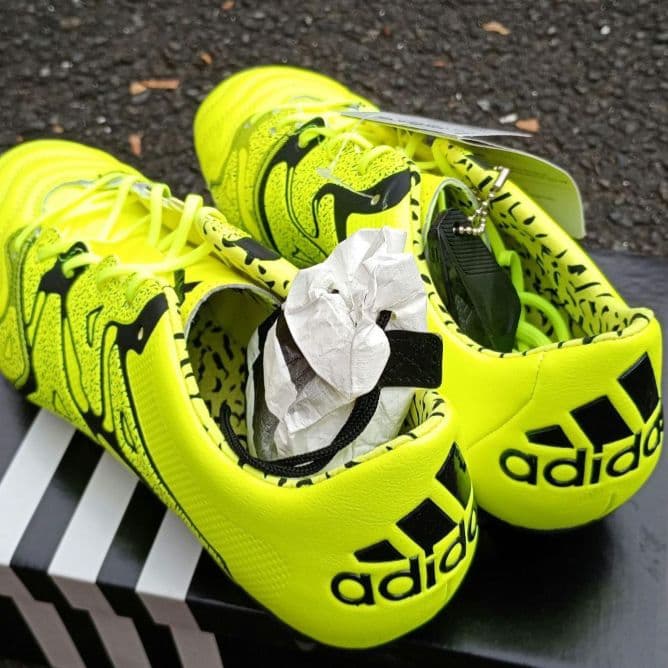 adidas ネオンイエロー サッカーシューズ