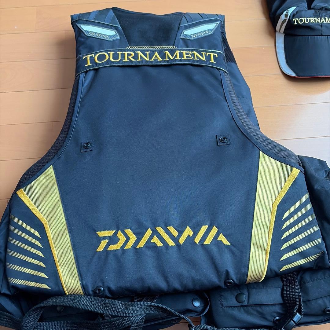 Daiwa TOURNAMENT フィッシングベスト ブラック/ゴールド