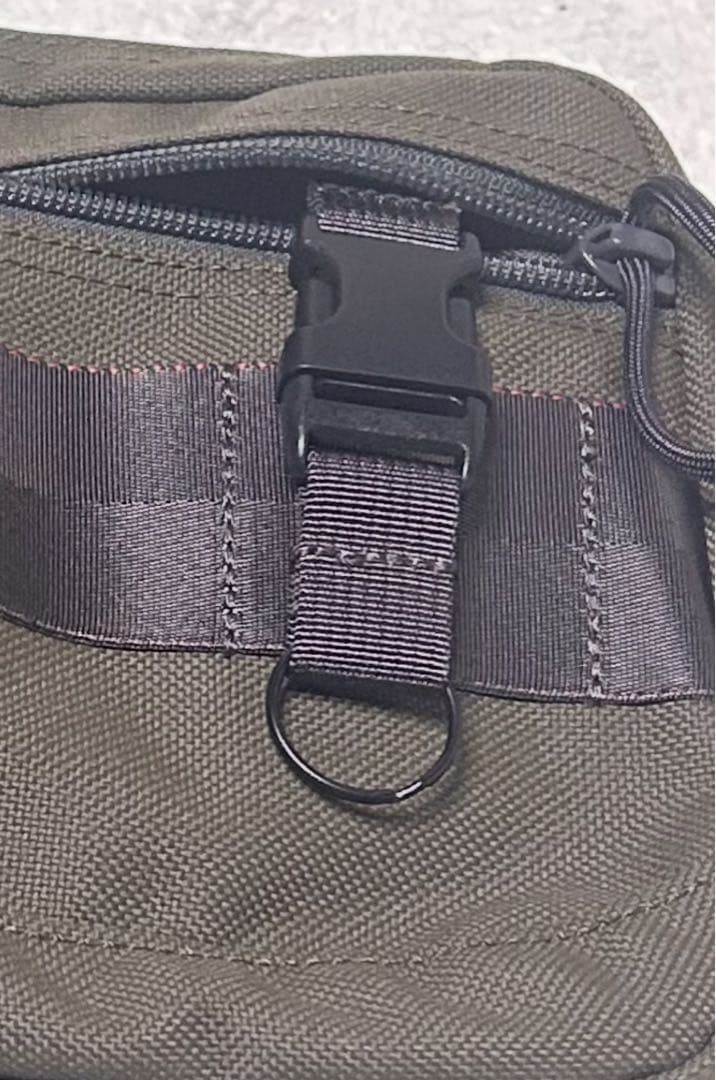 新品 BRIEFING ラウンドポーチ クラッチバッグ レンジャーグリーン