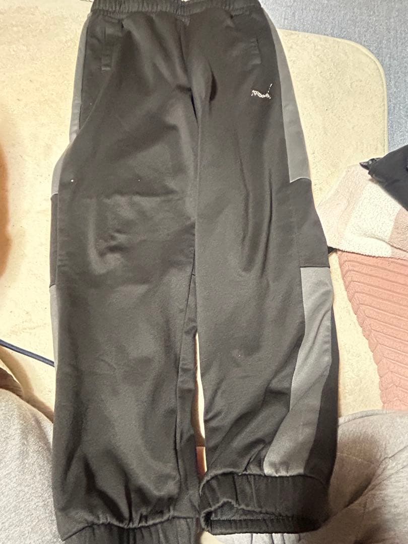 美品　Puma 黒 ジャージパンツ サイドグレー