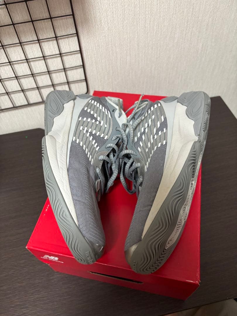 New Balance バスケットシューズグレー色