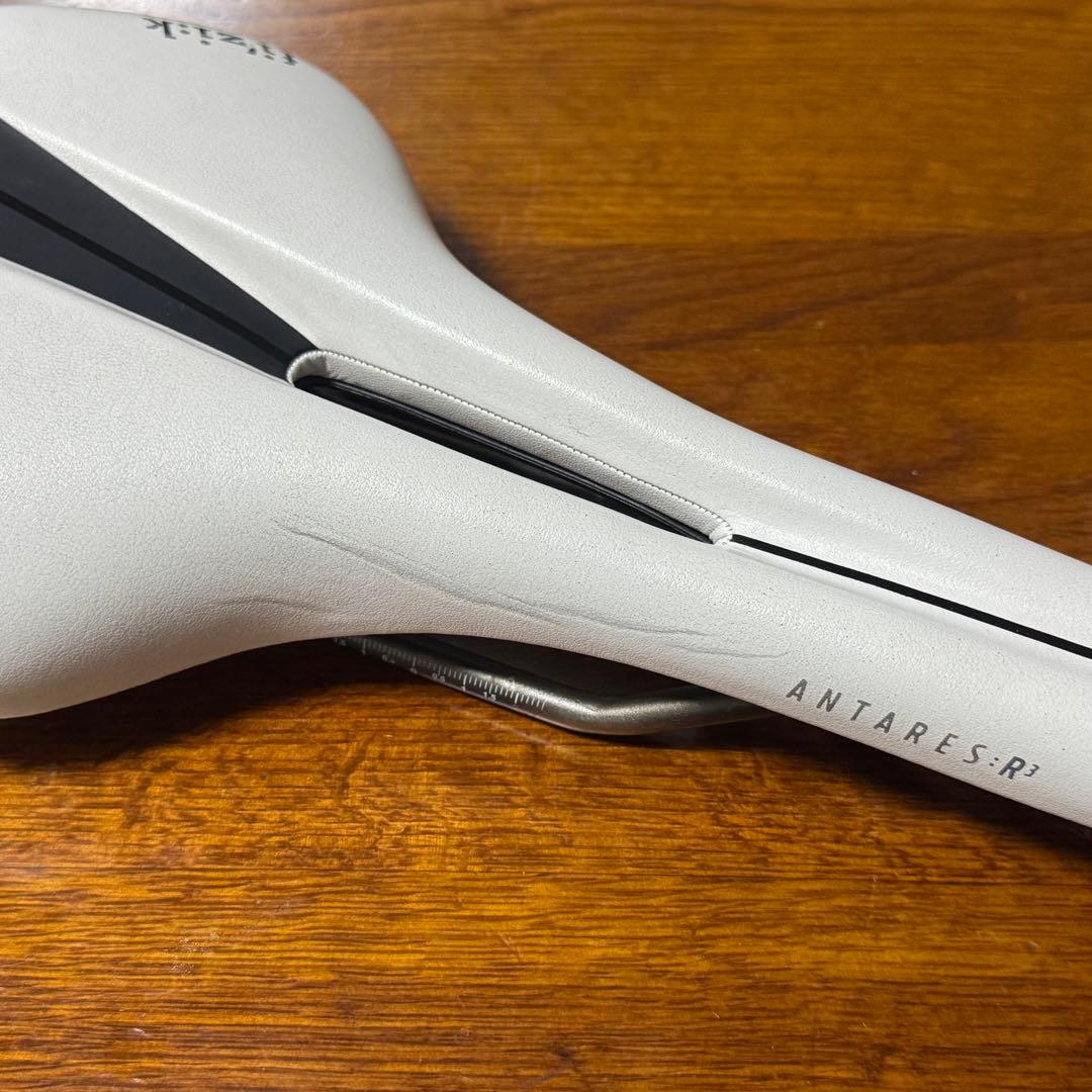 fi'zi:k Antares R3 Open LARGE White サドル