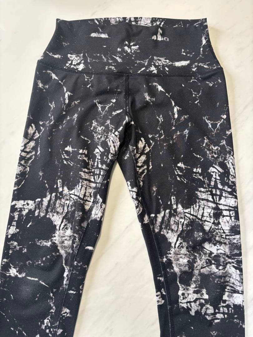 【レア品】alo yoga タイダイマグマレギンス　ブラック