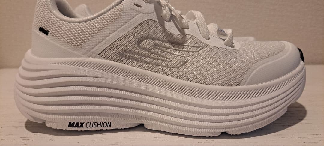 SKECHERS MAX CUSHIONING ホワイト