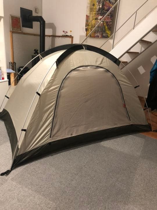 初心者でも簡単に組み立てられます。フライシートに小さな穴が空いてます。