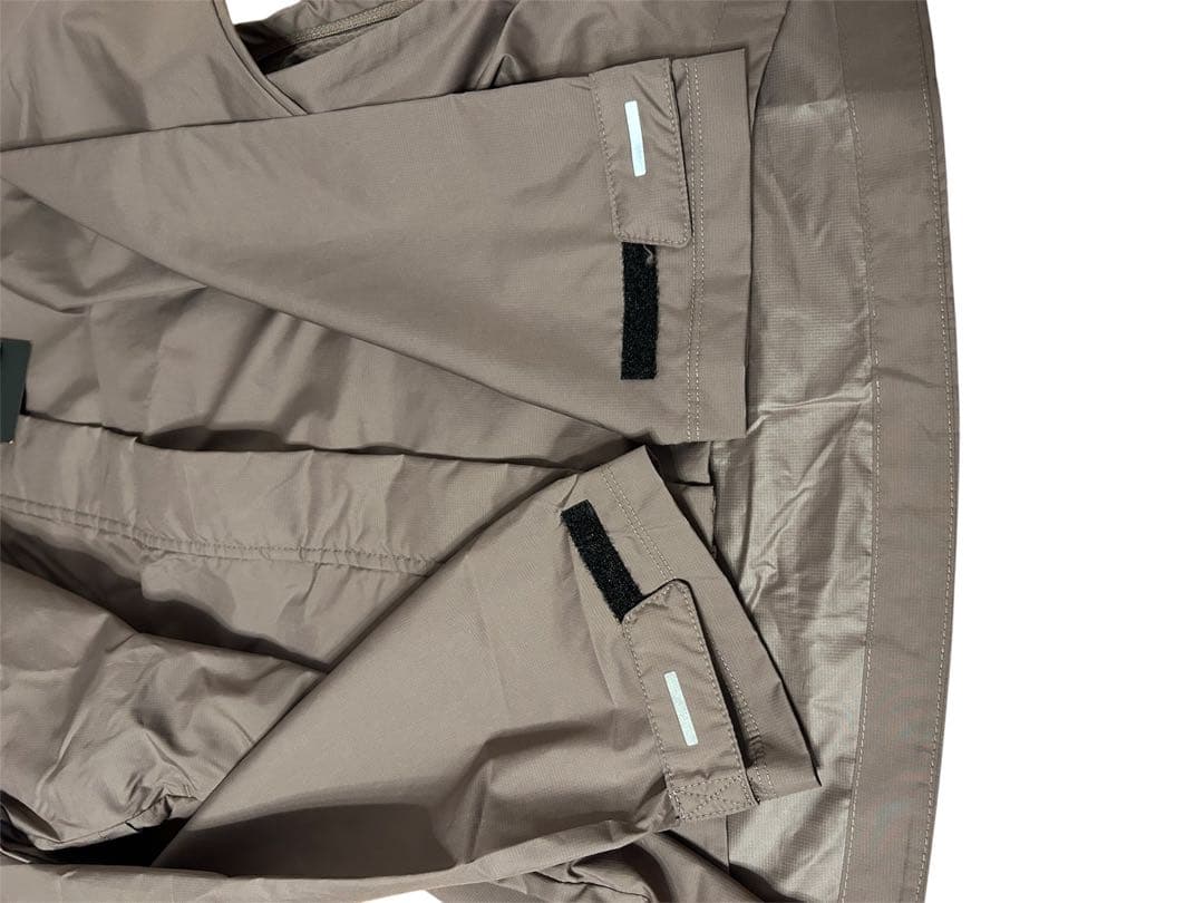 新品未使用　Nike ウィメンズ　ブラウン ウィンドブレーカー　Mサイズ