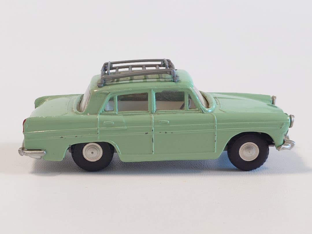 ミニカー SPOT - ON 184 AUSTIN A60 CAMBRIDGE