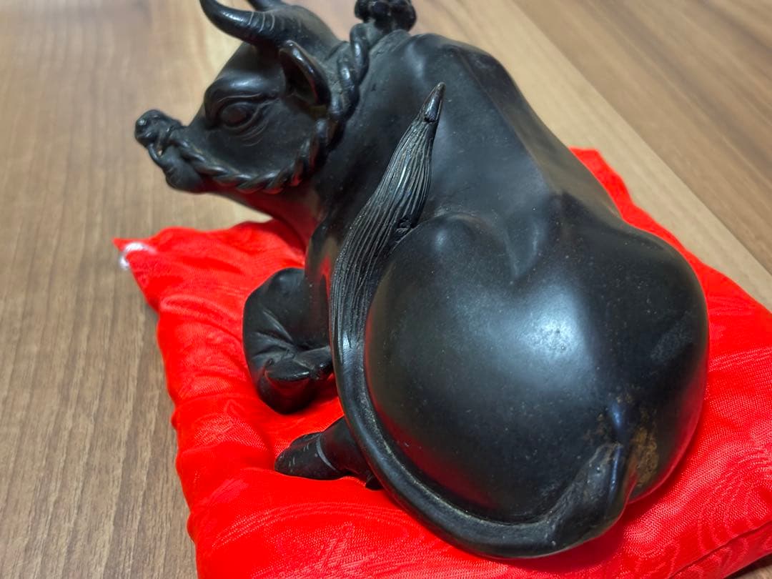 【特注品】臥牛 撫牛 置物 青銅製 座布団付き 約21cm 工芸品 丑年 記念品