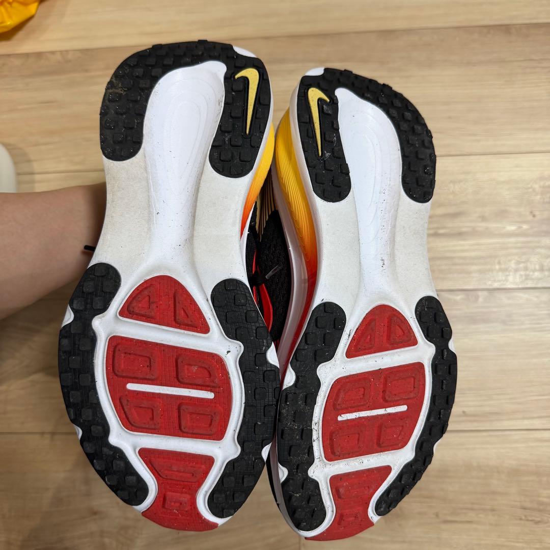 NIKE ボメロ 18 Vomero 18 ブラック/ライトクリムゾン